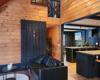 Hooting Owl Private Ski Chalet - Niseko - Olohuone