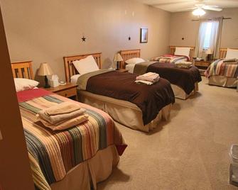 5 bedroom walkout home that sleeps up to 15 people - Hutchinson - Bedroom