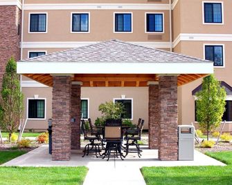 Comfortable Suite Near Hancock International Airport | Free Breakfast + Fitness Center - Liverpool - Patio