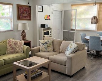 Tranquila Beach Cottage - Fort Myers Beach - Living room