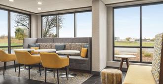 Hampton Inn Kansas City-Airport - Kansas City - Area lounge