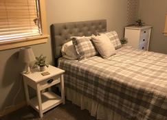 Cozy Couples Apartment - Lake Placid - Bedroom