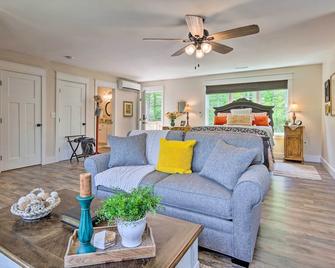 Near Parks, Trails and Lakes Quaint Landrum Escape! - Landrum - Living room