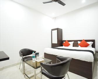 OYO Flagship 15481 Hotel Star - Karnāl - Bedroom