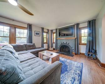 Central Erie Vacation Rental about 2 Mi to Beach! - Erie - Sala de estar