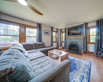 Central Erie Vacation Rental ~ 2 Mi to Beach! - Erie - Sala de estar
