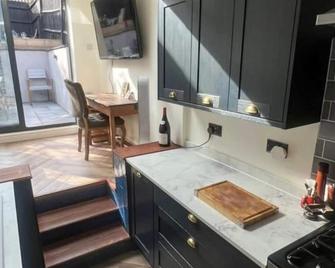 3 Bed Home - Sleeps 6 Garden Pets Free Parking - Guildford - Kitchen