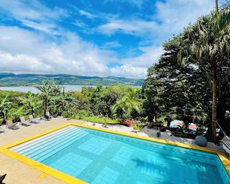 Lake Arenal Hotel & Brewery - Tilarán - Piscina