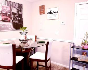 Luxury Apartment with Balcony near shops - Lawrenceville - Dining room