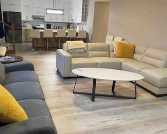 South End Brand New Luxury Apartment! - Sudbury - Lounge