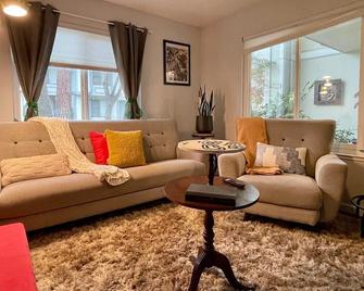 Artists Condo Game Room Patio Near Uc Med Center - Sacramento - Wohnzimmer