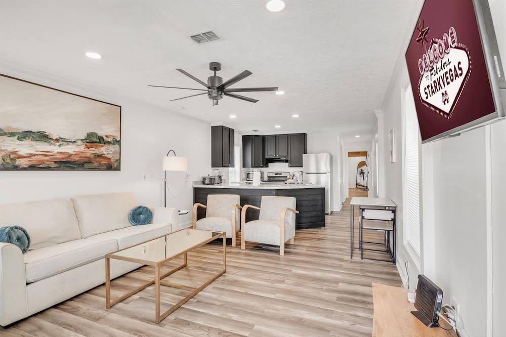 Katrina Cottage, 2 Mi to Msu, Cozy Cottage - Starkville - Huiskamer