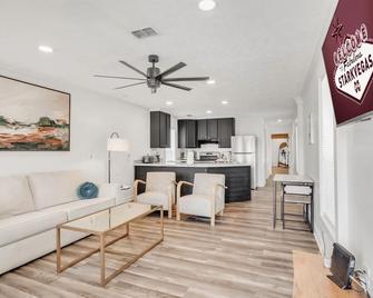 2 Mi to MSU Chic Cottage Retreat with Yard! - Starkville - Wohnzimmer
