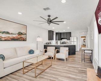 Katrina Cottage, 2 Mi to Msu, Cozy Cottage - Starkville - Huiskamer