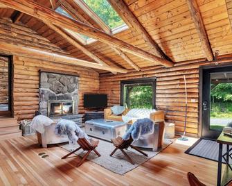 Woodchuck Sanctuary - Roxbury - Living room