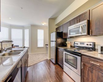 Serene Escape in the Pines near shopping, dining, entertainment, and businesses! - The Woodlands - Kitchen