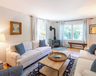 Entire house walking distance from ferry - Vineyard Haven - Sala de estar