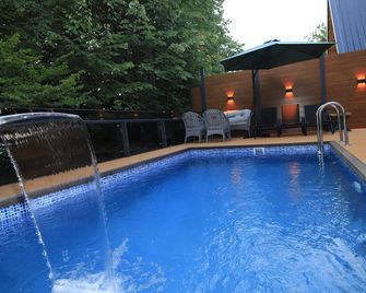 Kışın Isıtmalı havuz keyfi. Yazın yeşilin her tonunun keyfini sürmek için köyevi - İzmit - Pool