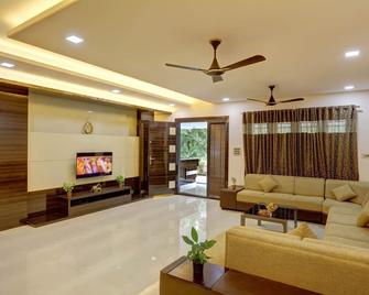 Nadhiyoram River Retreat - Ernakulam - Wohnzimmer