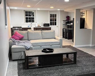 Charming River Front 1-bedroom apartment in delightful Coraopolis with AC, WiFi - Coraopolis - Sala de estar