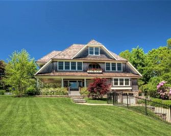 Luxurious Gated 4-Bedroom retreat with BayOcean View - Southampton - Building