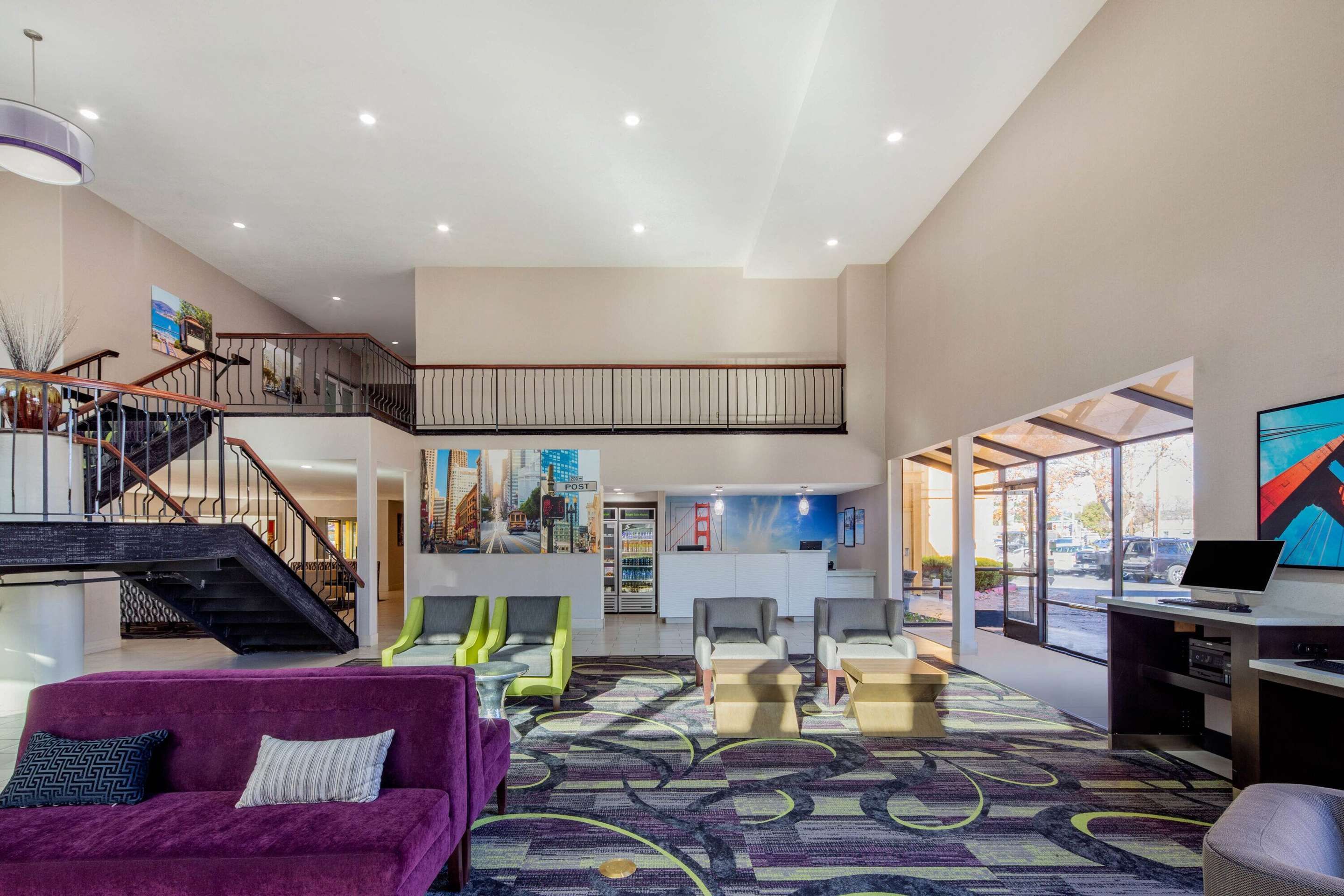 La Quinta Inn & Suites by Wyndham Oakland - Hayward - Hayward - Лоббі