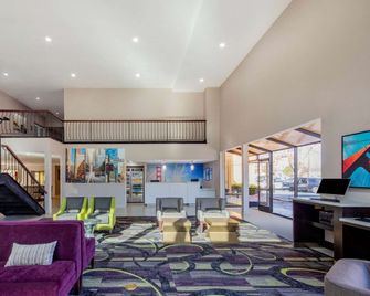 La Quinta Inn & Suites by Wyndham Oakland - Hayward - Hayward - Лоббі