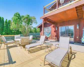 Riverfront Cheboygan Home with Dock about 4 Mi to Town! - Cheboygan - Balcony
