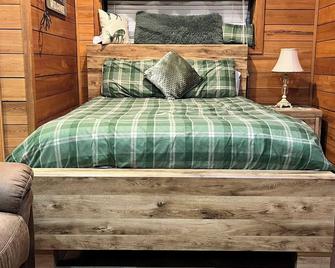 The House With The Barn Guest House - Albany - Bedroom