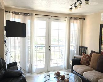 Beautiful House! 5 Minutes from the airport! (2) - Tijuana - Sala de estar