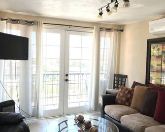 Beautiful House! 5 Minutes from the airport! (2) - טיחואנה - סלון