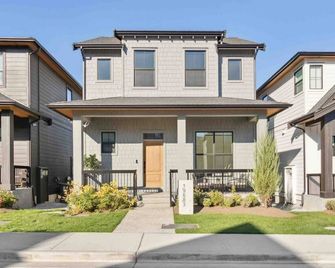 Sparsh Villas - Luxurious & Stylish 2br Psuite - Langley - Building