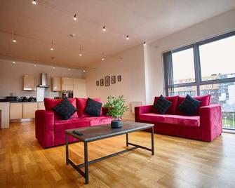 The Rose Quartz Suite - Manchester - Living room