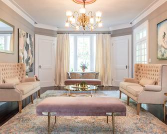 Breakwater Estate now hosting Special Events - Mattituck - Living room