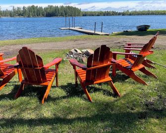 Cabin 5 'Dockside' 1 BR, 2 pp, lakefront, access to boats! - Ely - Patio