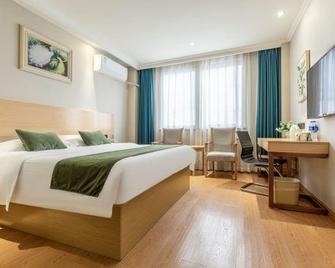 Greentree Inn Zhenjiang Danyang Development Zone Municipal Government Business Hotel - Zhenjiang - Bedroom