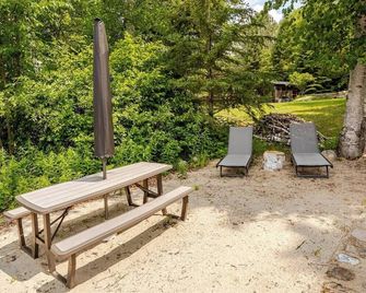 Lakefront Cottage/Atv & Skidoo/Cross-Country Skiing/Fat Bike, Snowshoe, Hiking - Lac-Saguay - Patio