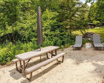 Lakefront Cottage/Atv & Skidoo/Cross-Country Skiing/Fat Bike, Snowshoe, Hiking - Lac-Saguay - Patio