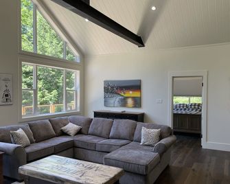 Rivers Edge Muskoka - Bracebridge - Living room