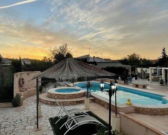 6 Bed House Sleeps 12 - Pool Hot Tub Fireplace - Pinoso