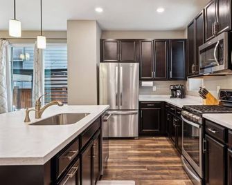 3B/3B Pet-Friendly, Fenced, Parking - Aurora - Cucina