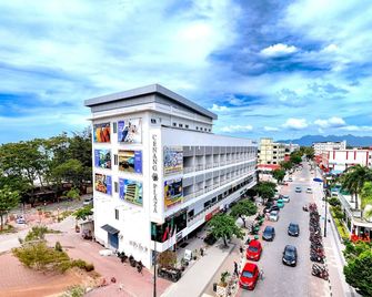 Cenang Plaza Beach Hotel - Pantai Cenang - Gebäude