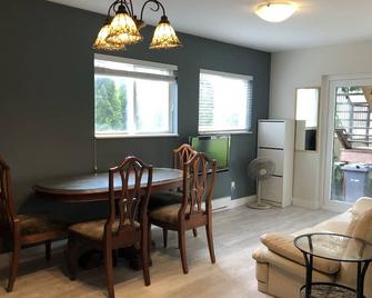 Spacious secondary suite in Central Coquitlam - Coquitlam - Dining room