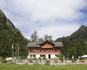Spinas Gasthaus Val Bever - Hostel - Bever - Building