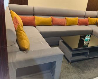 Food Plaza Family Restaurant & Hotel Shreyash Inn - Bhāgalpur - Living room