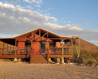 Christmas Mountains Ranch: Classic 2br/1bth Cabin with Spacious Wrap Around Porc - Terlingua - Будівля