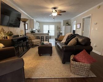 Beautiful Blue Ridge Guest House- Appalachian Trail - Buchanan - Living room