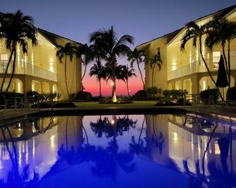 Cayman Reef Resort, Seven Mile Beach. 3 Bed 2 Bath Condo, with Pool & Tennis - George Town - Piscina