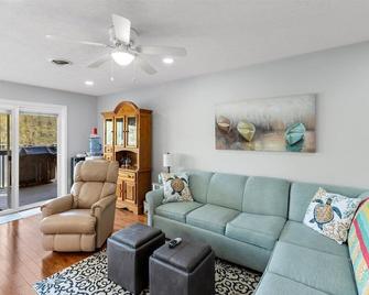 Owens Oasis, lake front, fire pit, two decks. - Radford - Wohnzimmer