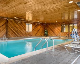 Quality Inn Bloomington Near University - Bloomington - Piscina